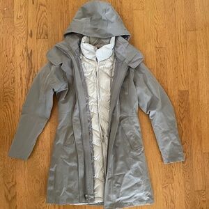 Patagonia women’s 2 piece shell and puffy XS